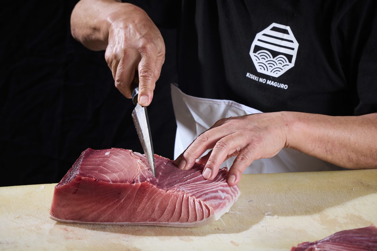 包丁を入れる職人の手