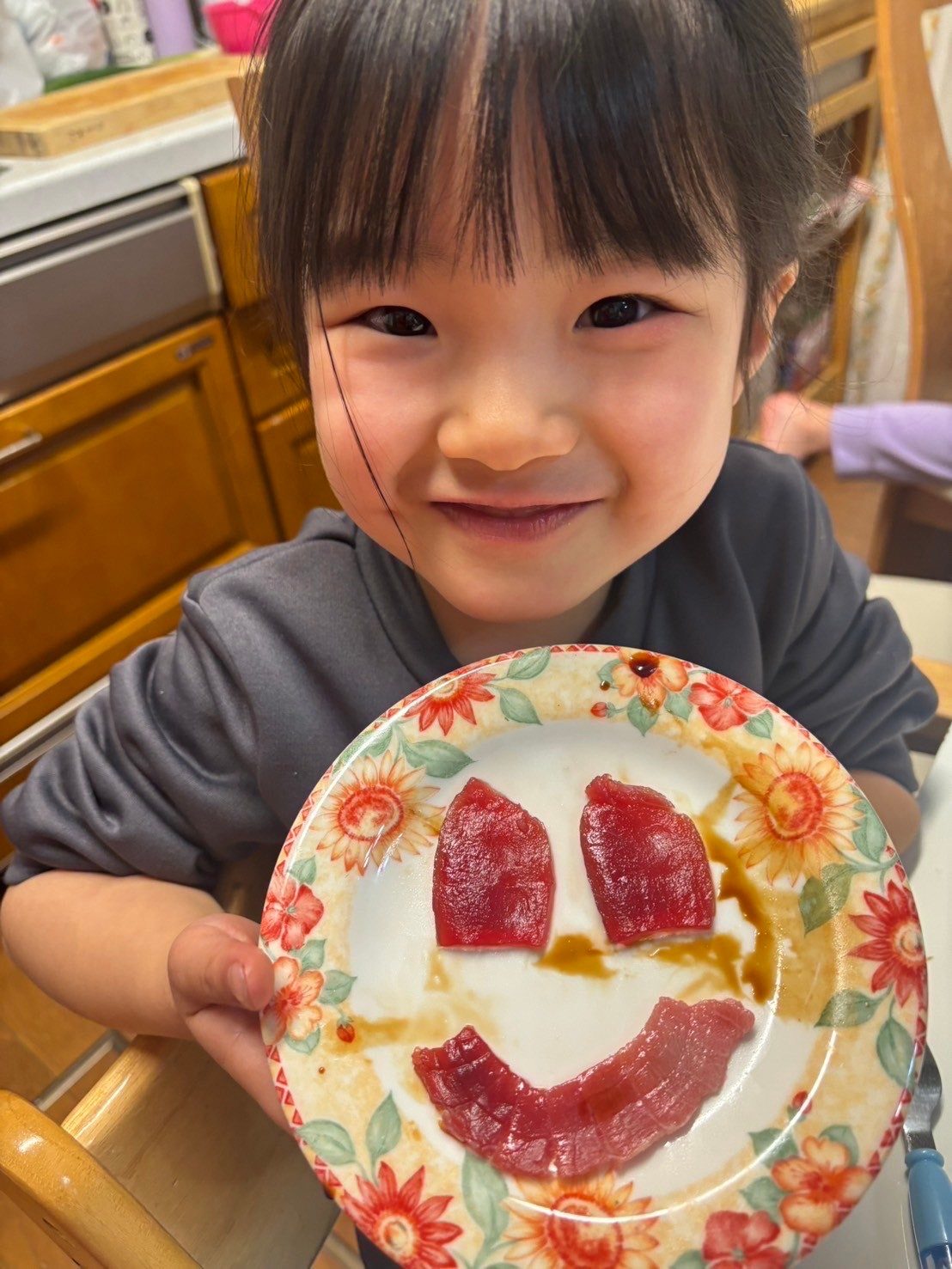 ご家庭で子供が届いたマグロで手巻き寿司を作る様子