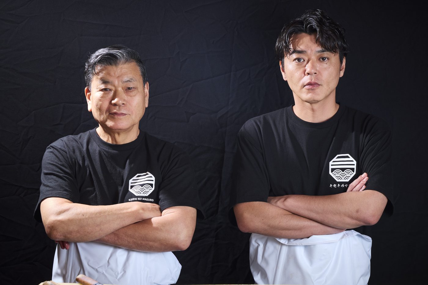 誇らしげに腕を組むプロジェクトメンバー