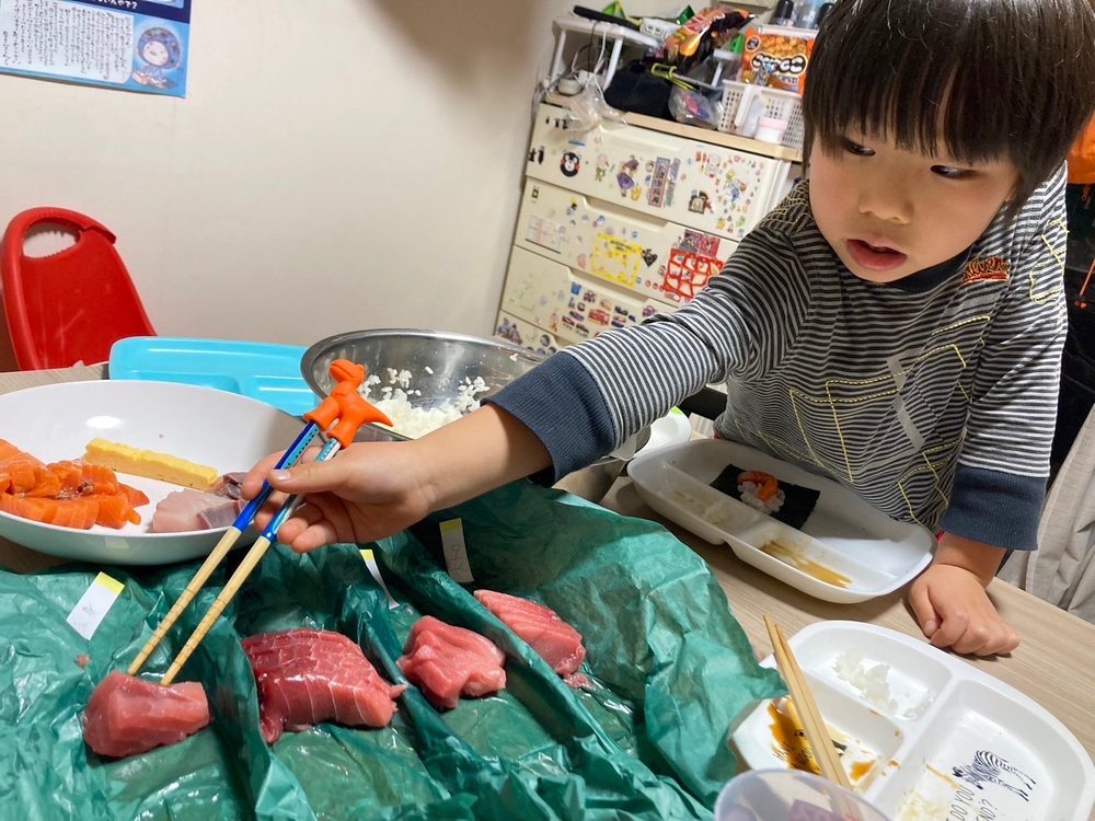 ご家庭で子供が手巻き寿司を作る様子